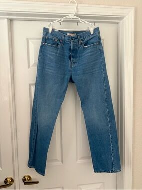 Classic Women’s crop Wedgie Straight-Leg Jeans in Medium Blue